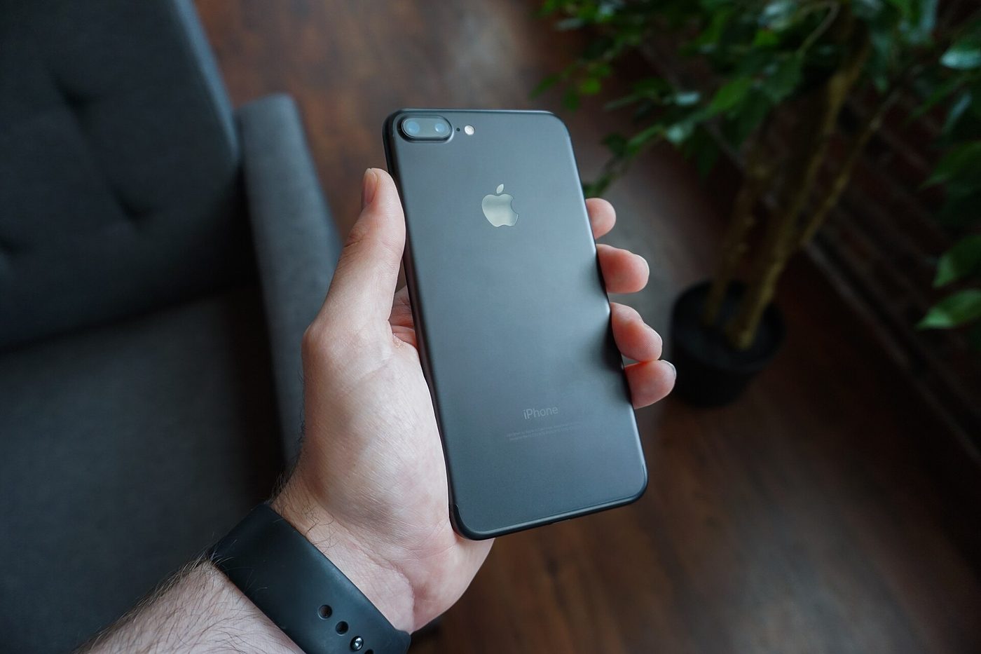Kunde schildert sein Anliegen per Smartphone